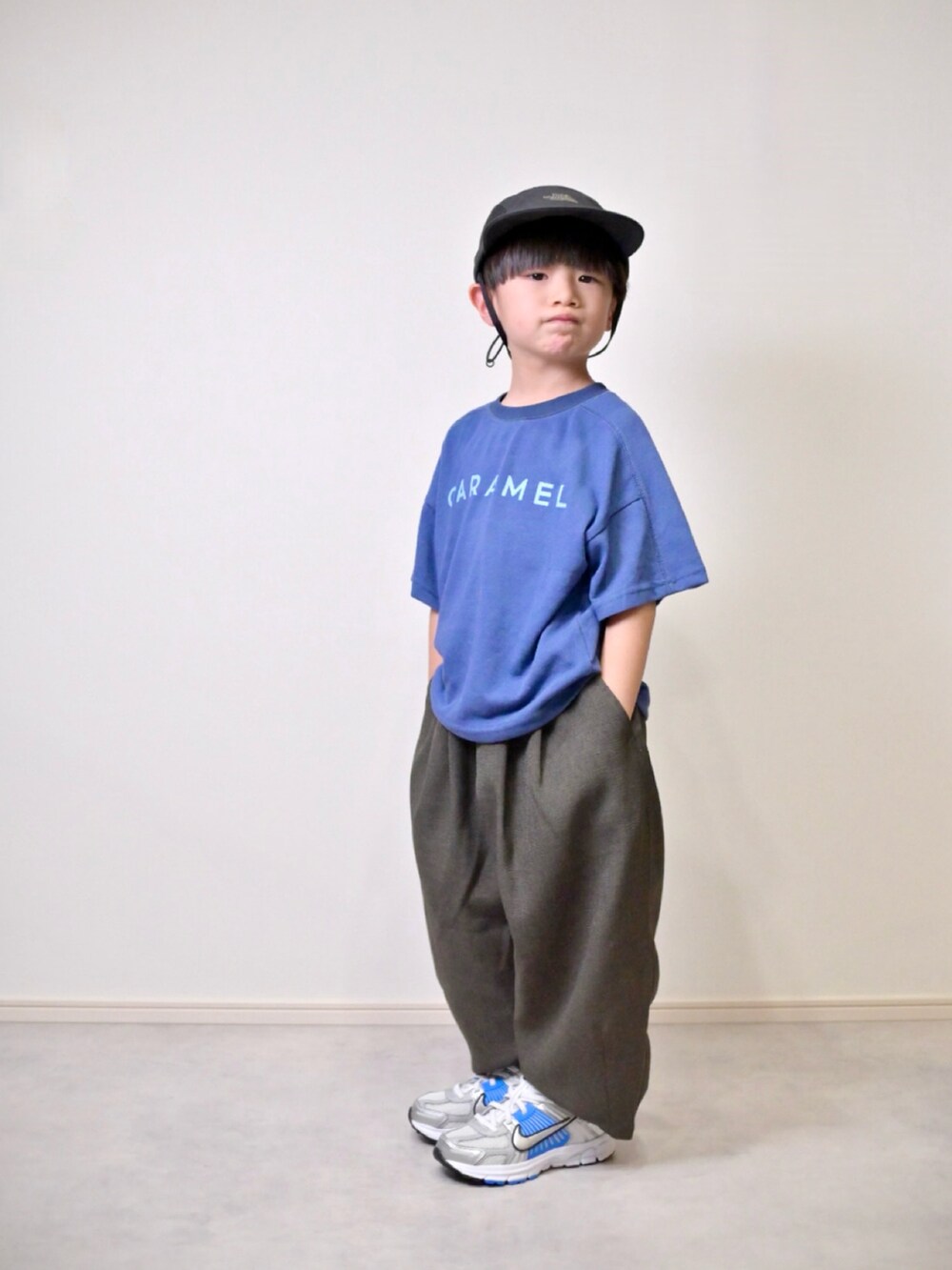 ブルー系のTシャツ/カットソー、グレー系のその他パンツ、ブルー系のスニーカーを着用したキッズの春コーディネートの2枚目の写真