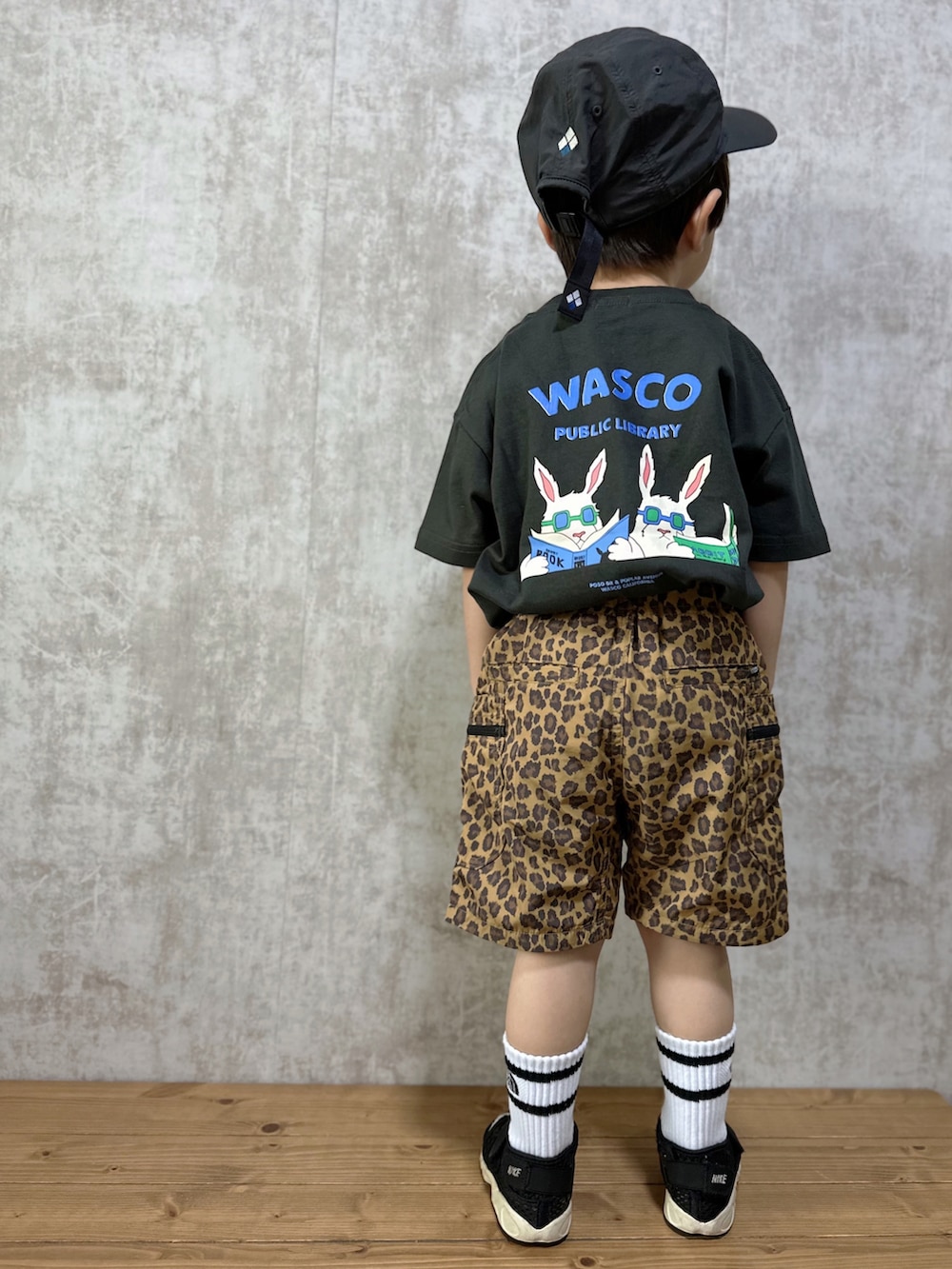 グレー系のTシャツ/カットソー、イエロー系のその他パンツ、ブラック系のスニーカーを着用したキッズの春コーディネートの3枚目の写真