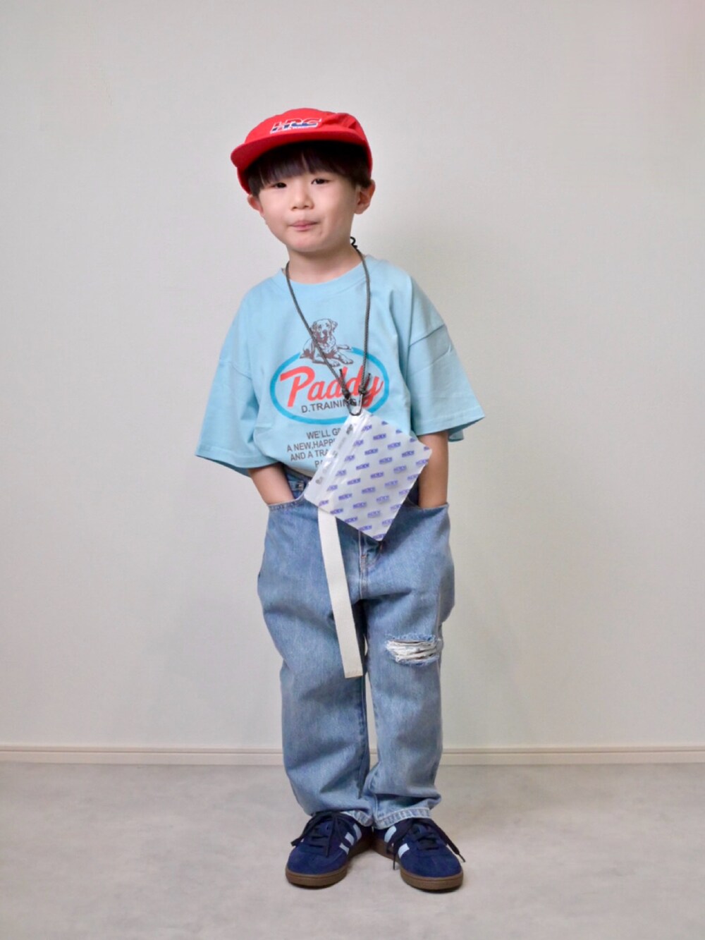 ブルー系のTシャツ/カットソー、ブルー系のデニムパンツ、ブルー系のスニーカーを着用したキッズの春コーディネートの4枚目の写真