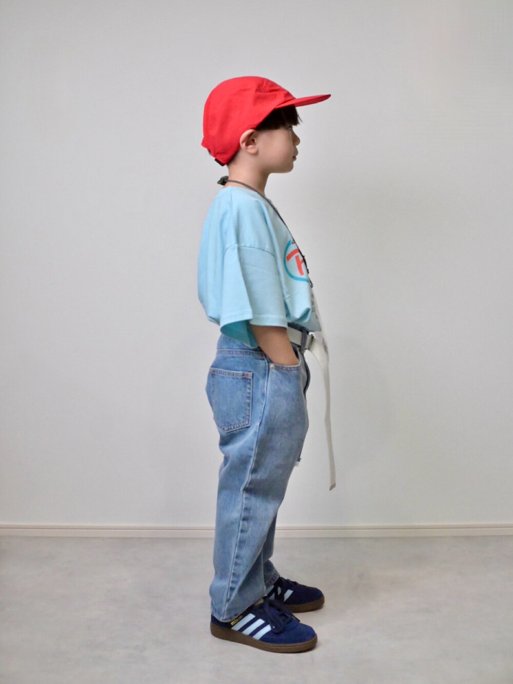 ブルー系のTシャツ/カットソー、ブルー系のデニムパンツ、ブルー系のスニーカーを着用したキッズの春コーディネートの3枚目の写真