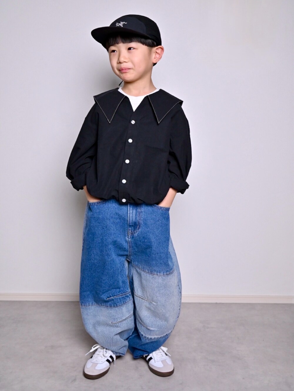 ブルー系のデニムパンツ、ブラック系のシャツ/ブラウス、ホワイト系のスニーカーを着用したキッズの春コーディネートの5枚目の写真