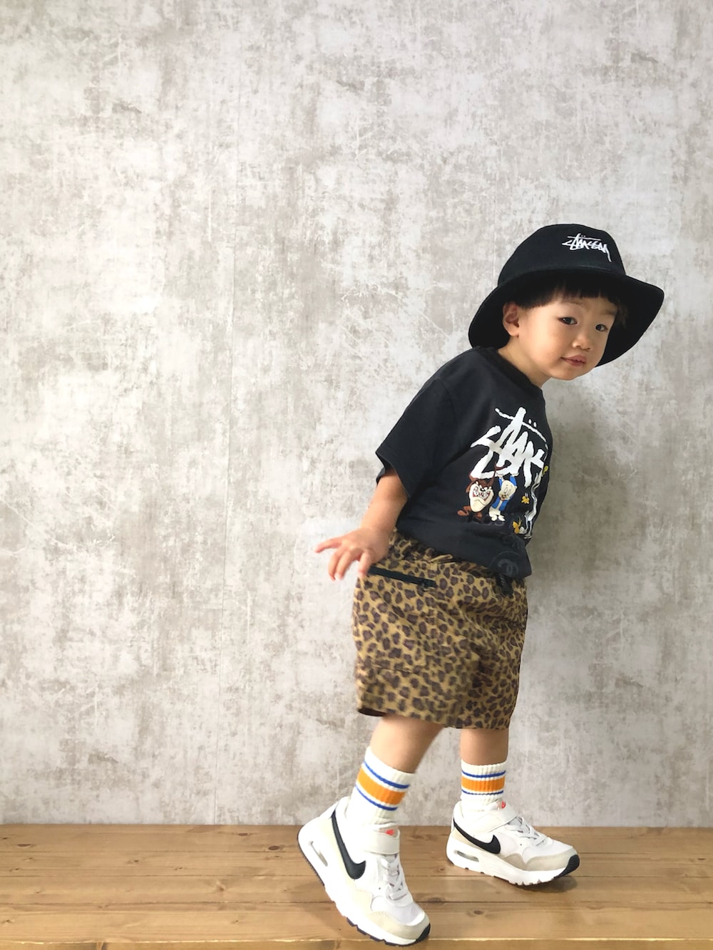 「ストリート、バケットハット、ビッグシルエット、レオパード、ハーフパンツ、ラインソックス、NIKE、エアマックス、夏コーデ、1歳、1歳11ヶ月」｜「STUSSYのKids Classic Logo Bucket Hat（ハット、ブラック系）」を使った、tanshio.さん（キッズ・80cm）の夏コーディネートの3枚目の写真