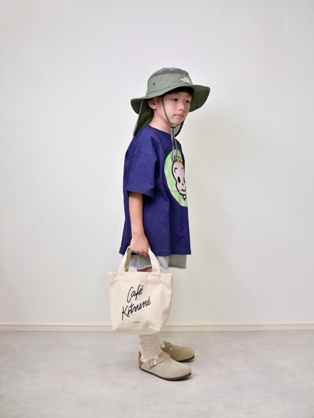 ブルー系のTシャツ/カットソー、グレー系のセットアップ、ホワイト系のトートバッグを着用したキッズの夏コーディネートの2枚目の写真