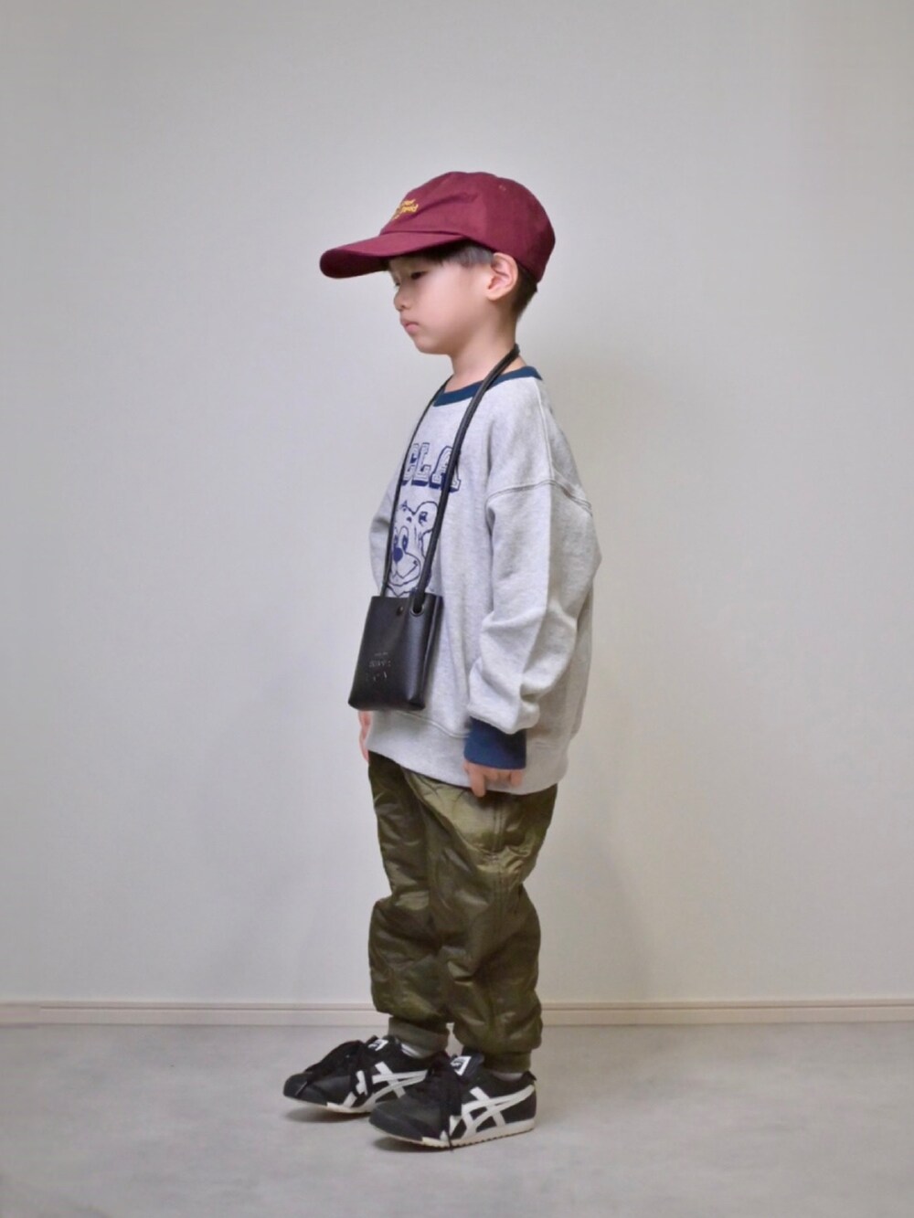 ブルー系のスウェット、グリーン系のその他パンツ、ブラック系のショルダーバッグを着用したキッズの秋コーディネートの2枚目の写真