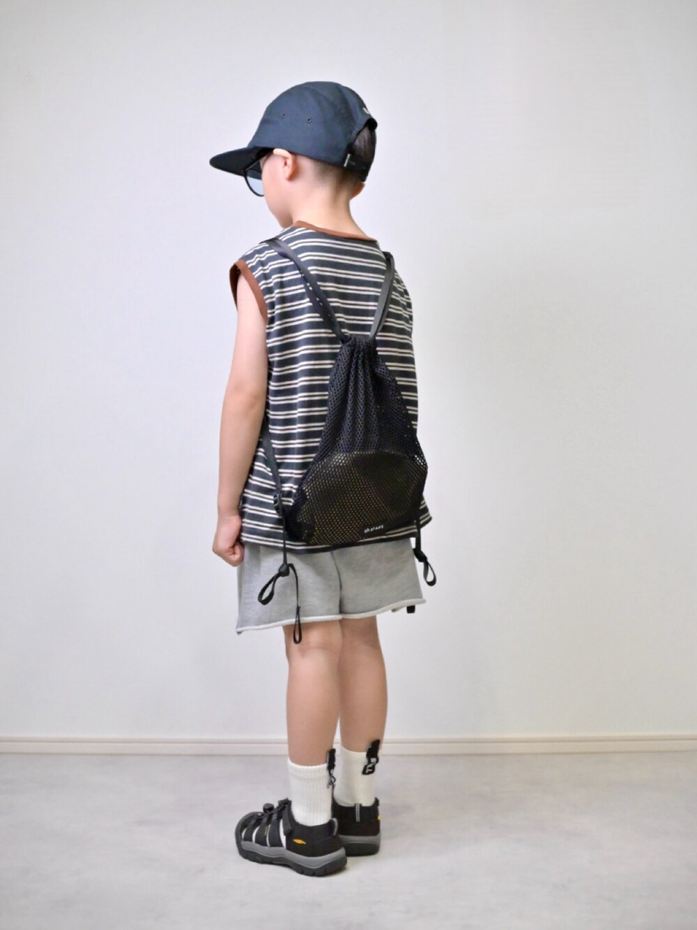 ブラック系のTシャツ/カットソー、グレー系のセットアップ、ブラック系のサンダルを着用したキッズの夏コーディネートの3枚目の写真