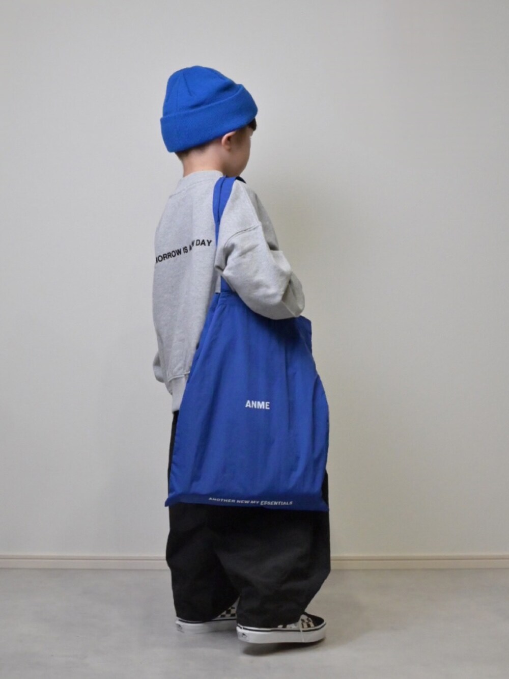 ブラック系のブルゾン、グレー系のスウェット、ブラック系のその他パンツを着用したキッズの秋コーディネートの4枚目の写真