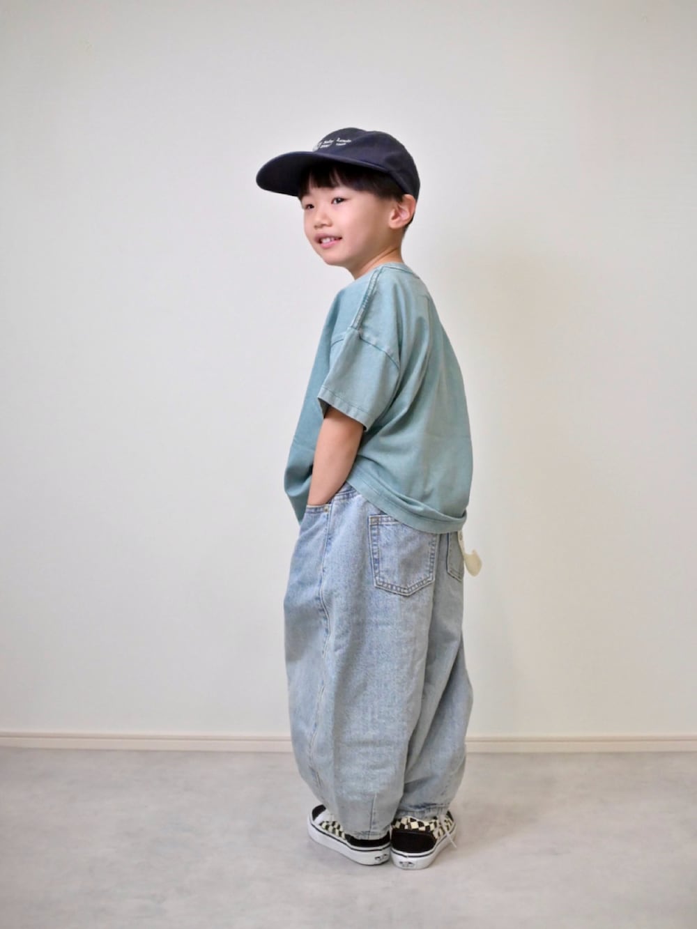 ブルー系のTシャツ/カットソー、ブルー系のデニムパンツ、ブラック系のスニーカーを着用したキッズの春コーディネートの2枚目の写真