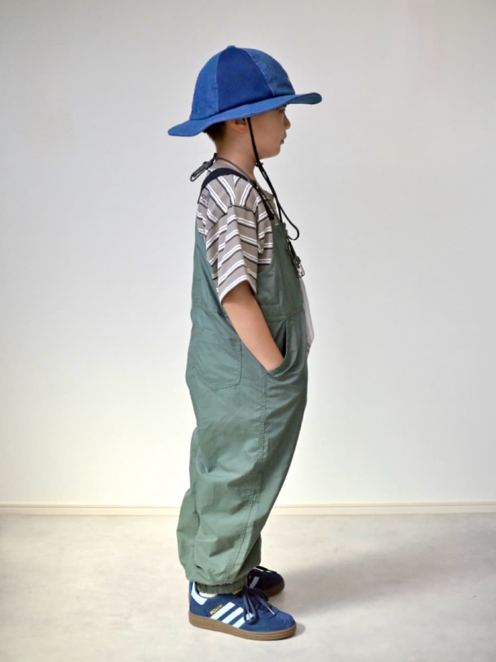 その他のTシャツ/カットソー、ブルー系のスニーカー、グリーン系のその他ベビー用品を着用したキッズの春コーディネートの3枚目の写真