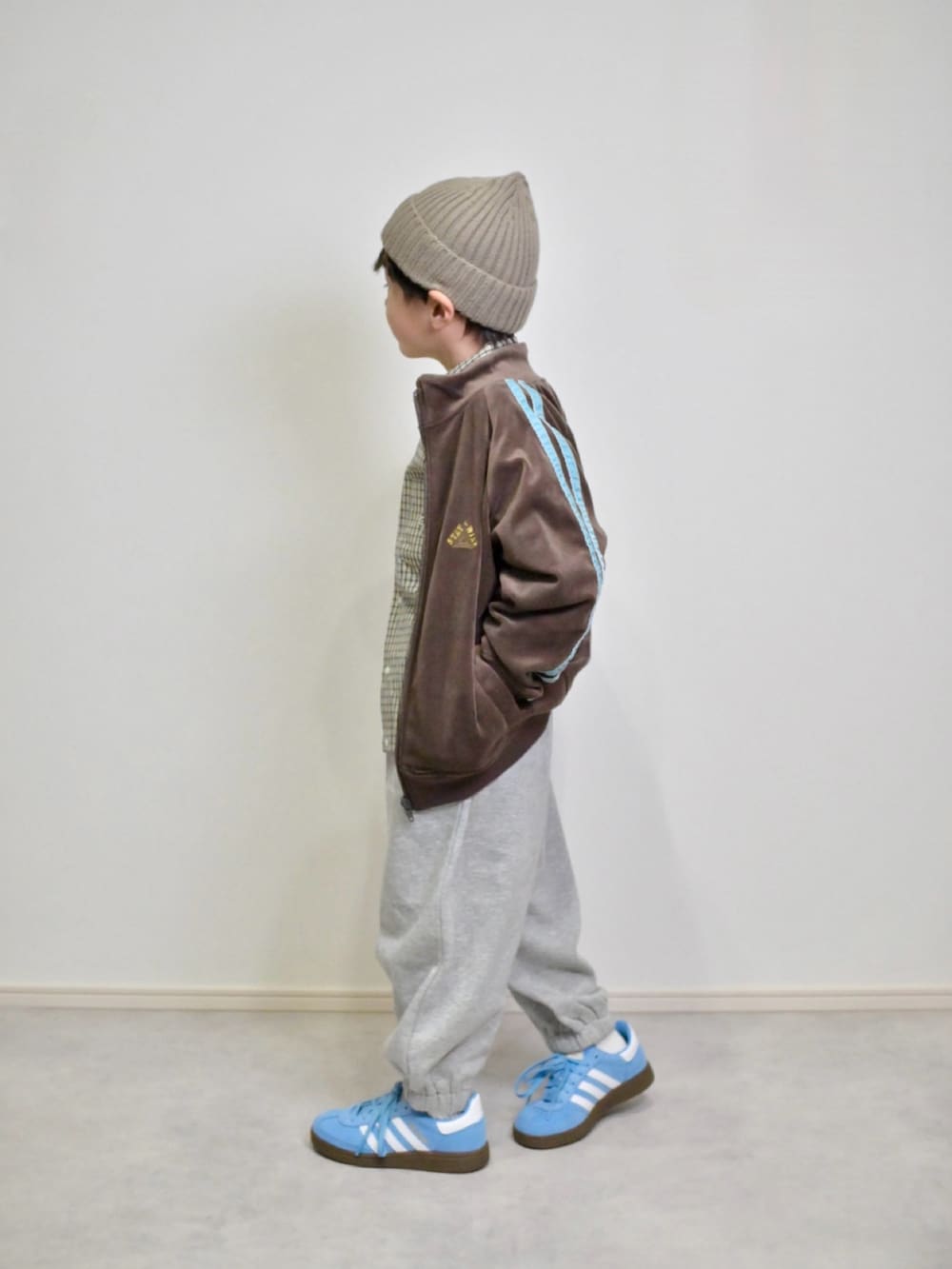 ホワイト系のシャツ/ブラウス、ブラウン系のカーディガン/ボレロ、グレー系のスウェットパンツを着用したキッズの秋コーディネートの2枚目の写真