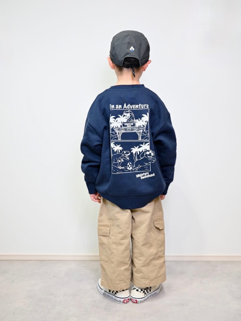 ベージュ系のその他パンツ、ホワイト系のスニーカー、ブルー系のTシャツ/カットソーを着用したキッズの冬コーディネートの4枚目の写真