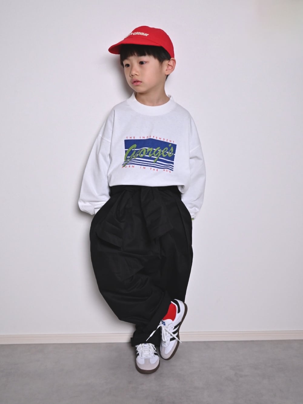 ホワイト系のTシャツ/カットソー、ブラック系のつなぎ/オールインワン、ホワイト系のスニーカーを着用したキッズの春コーディネートの3枚目の写真