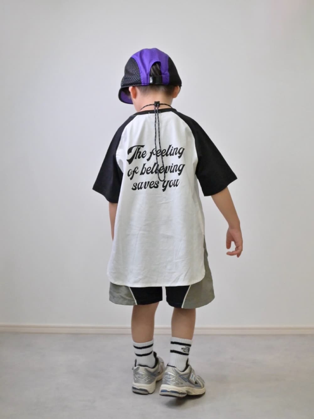 ブラック系のTシャツ/カットソー、ブラック系のその他パンツ、シルバー系のスニーカーを着用したキッズの夏コーディネートの3枚目の写真