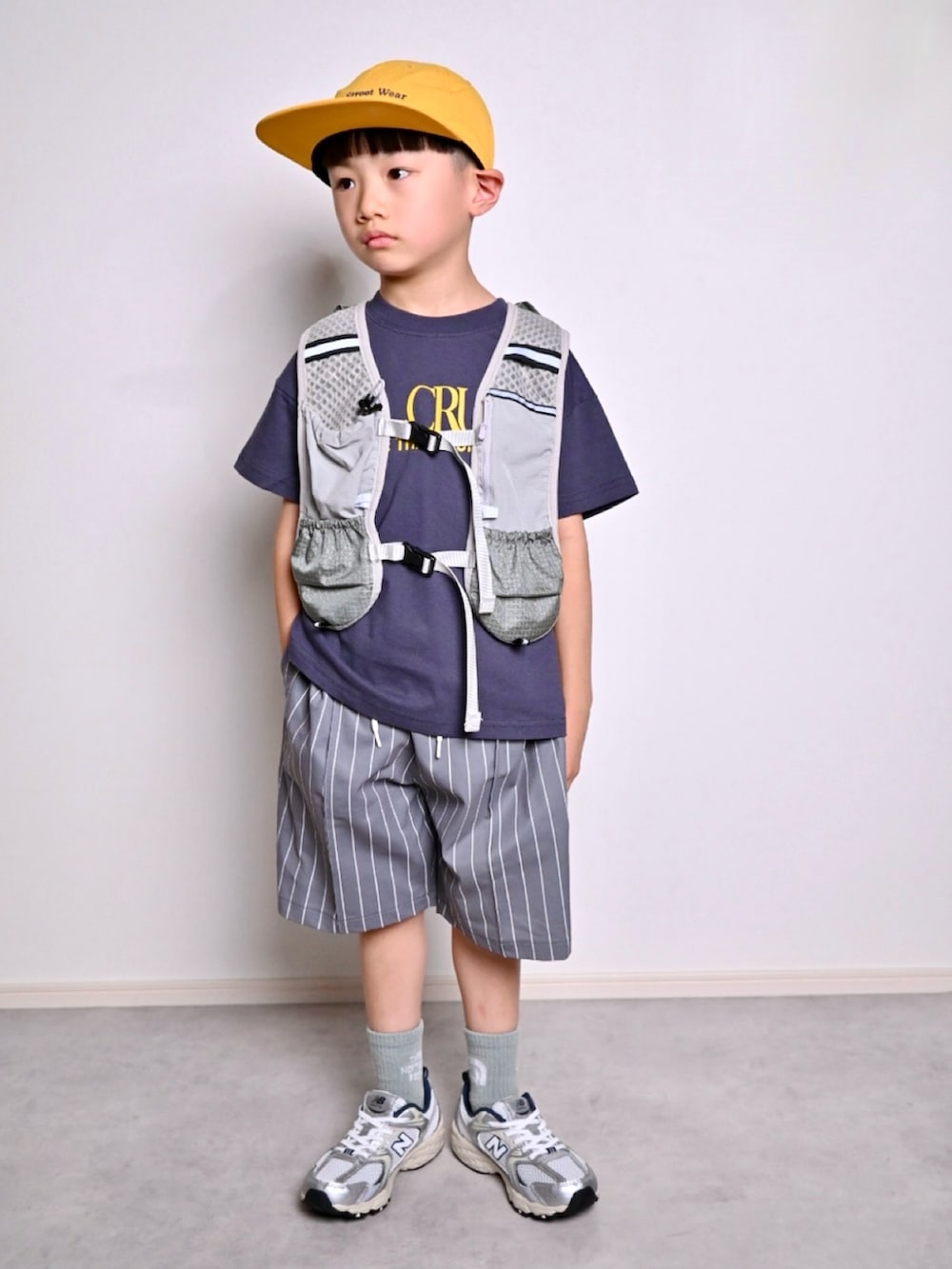 グレー系のその他パンツ、その他のTシャツ/カットソー、シルバー系のその他シューズを着用したキッズの夏コーディネートの4枚目の写真
