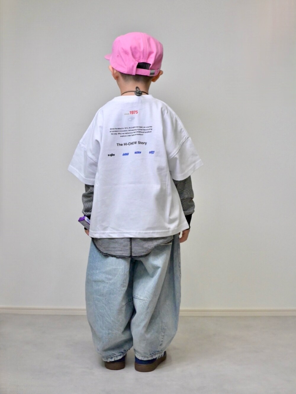 ホワイト系のTシャツ/カットソー、ブルー系のデニムパンツ、ブラック系のTシャツ/カットソーを着用したキッズの春コーディネートの3枚目の写真