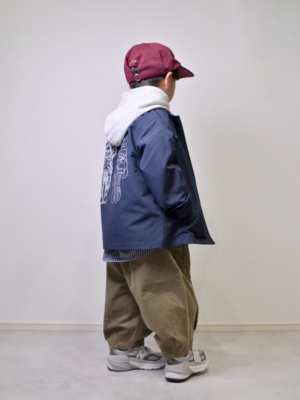 グレー系のスウェット、ブルー系のシャツ/ブラウス、グリーン系のその他パンツを着用したキッズの秋コーディネートの2枚目の写真