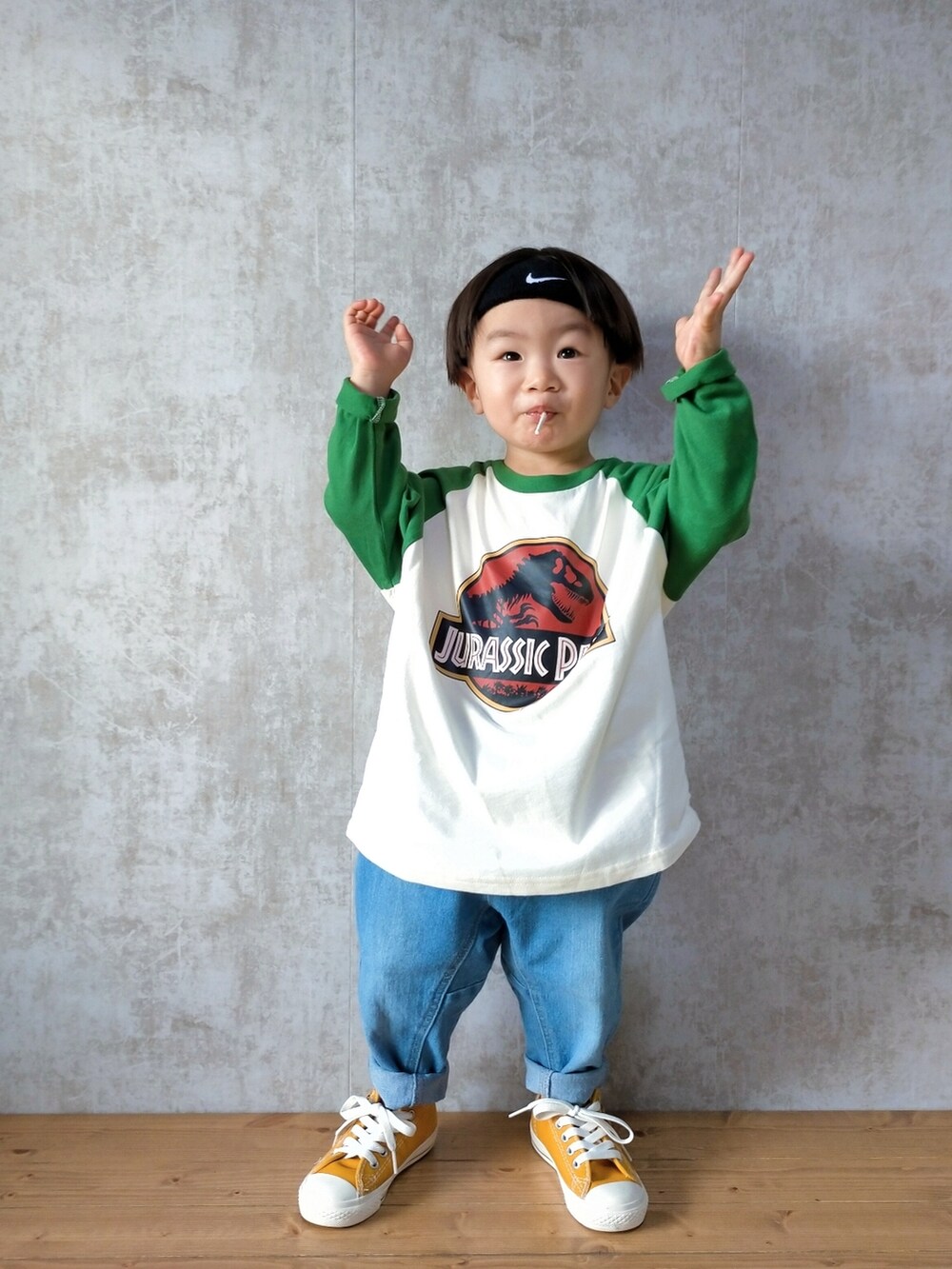 グリーン系のTシャツ/カットソー、ブルー系のデニムパンツ、イエロー系のスニーカーを着用したキッズの夏コーディネートの3枚目の写真