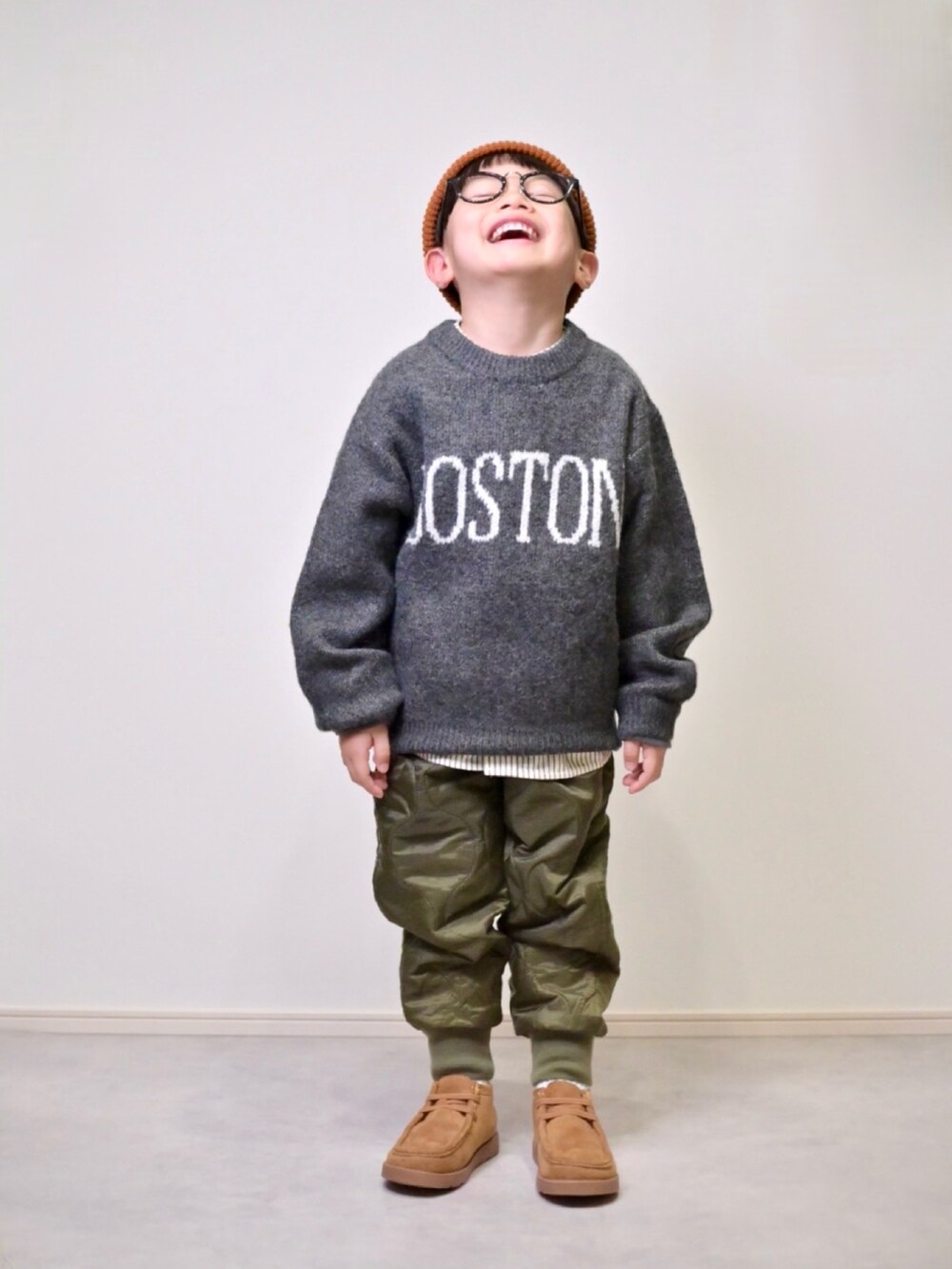グレー系のニット/セーター、その他のシャツ/ブラウス、グリーン系のその他パンツを着用したキッズの冬コーディネートの5枚目の写真