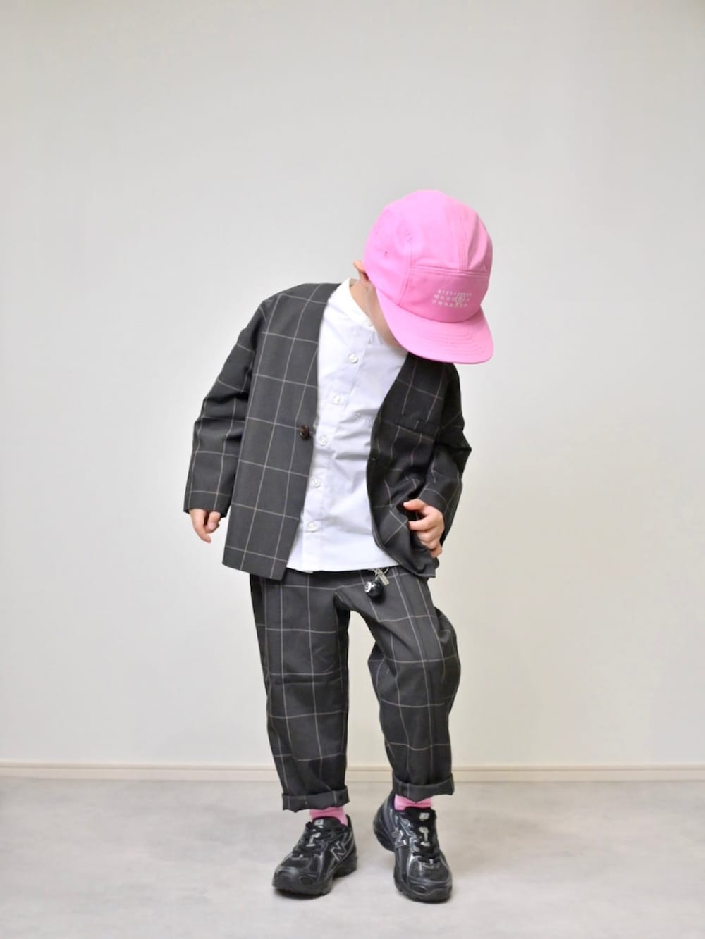 グレー系のスーツセット、グレー系のシャツ/ブラウス、ブラック系のスニーカーを着用したキッズの春コーディネートの2枚目の写真