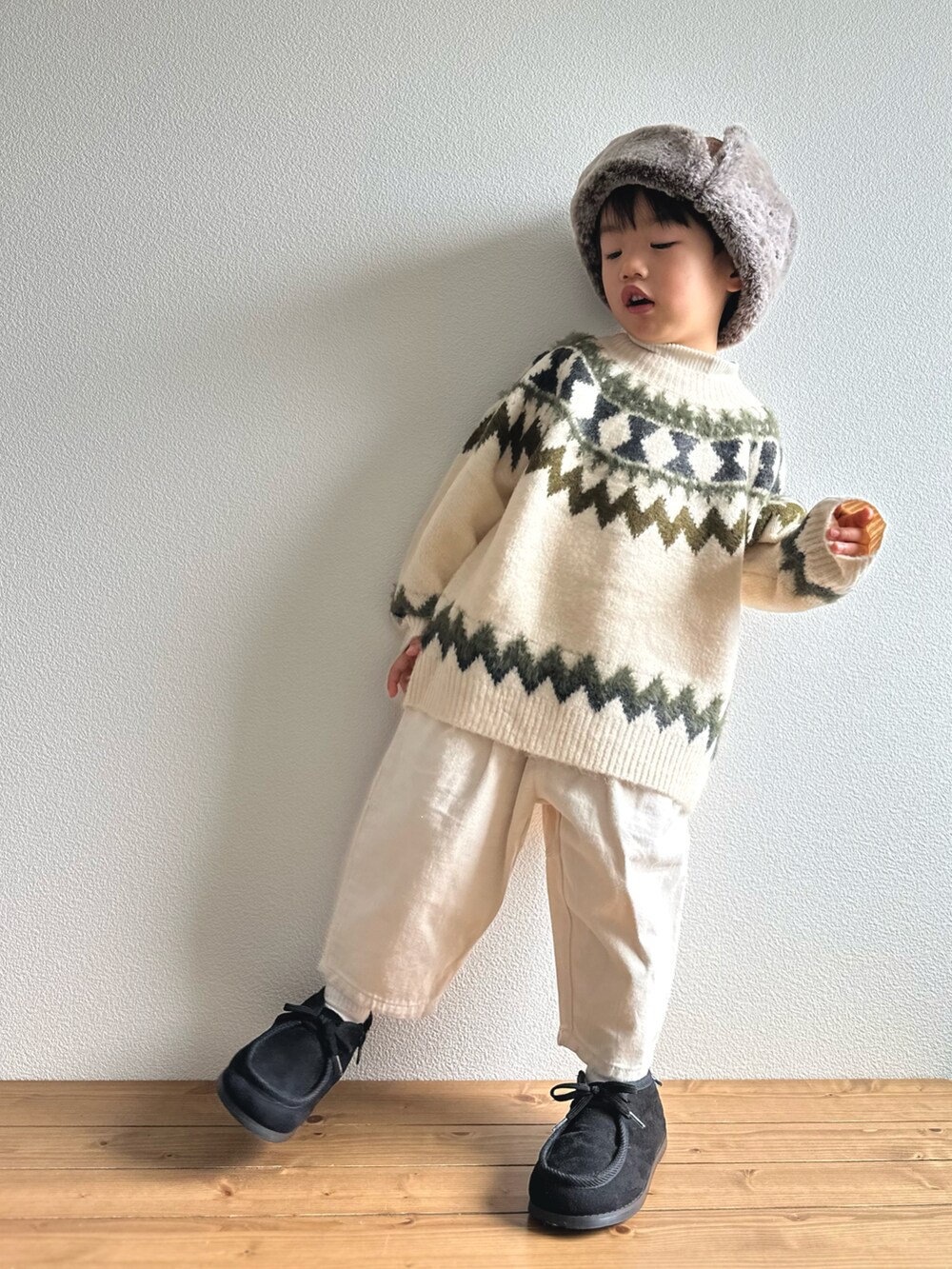 ホワイト系のカーディガン/ボレロ、ホワイト系のTシャツ/カットソー、ホワイト系のパンツを着用したキッズの冬コーディネートの2枚目の写真