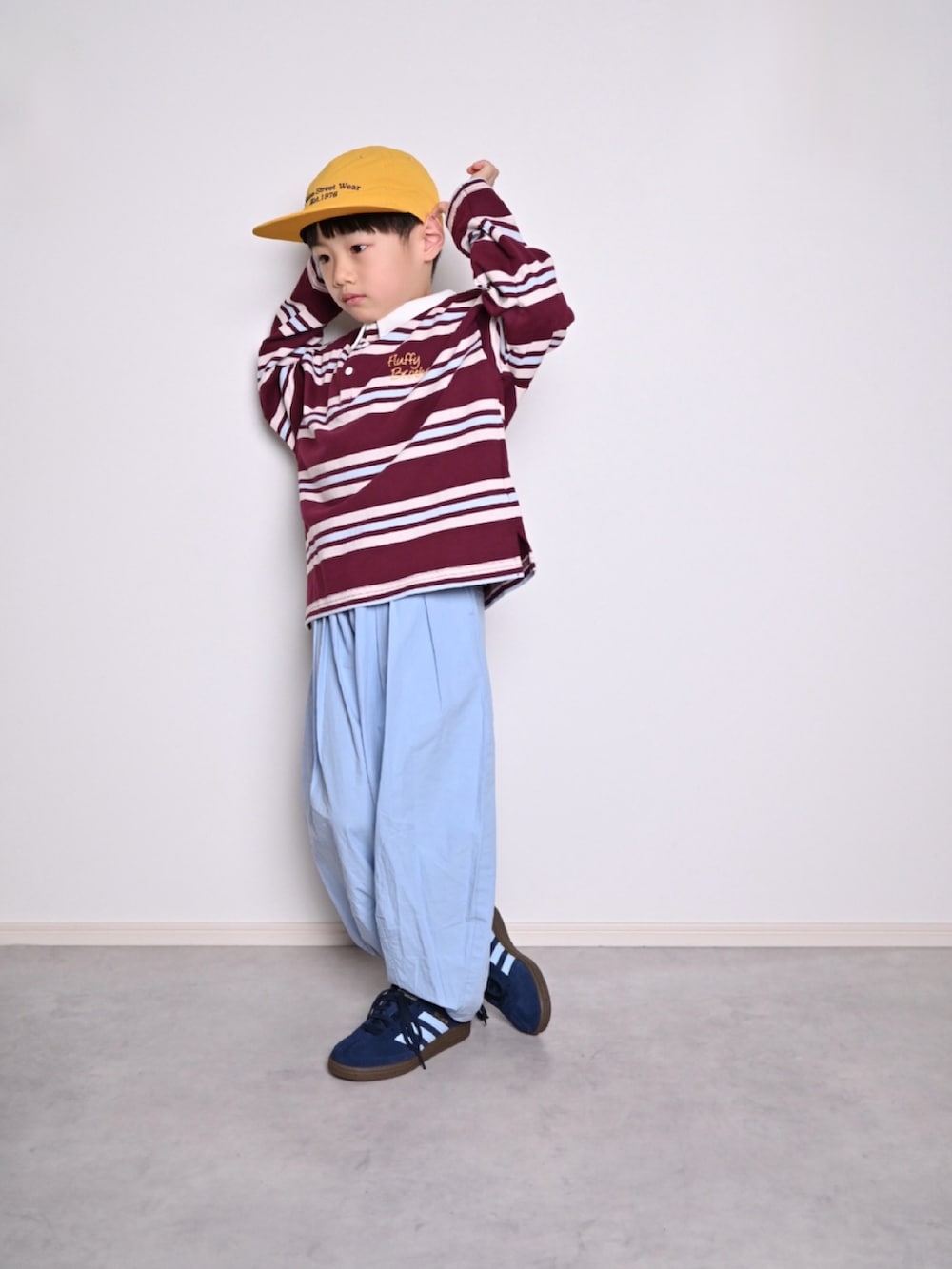 レッド系のTシャツ/カットソー、ブルー系のその他パンツ、ブルー系のスニーカーを着用したキッズの春コーディネートの2枚目の写真