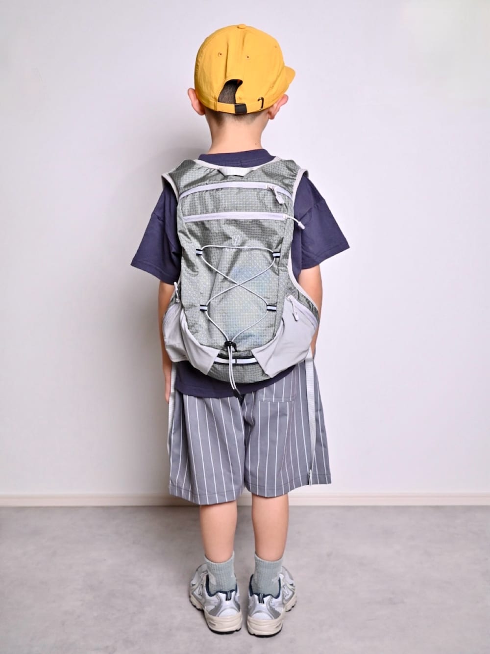 グレー系のその他パンツ、その他のTシャツ/カットソー、シルバー系のその他シューズを着用したキッズの夏コーディネートの3枚目の写真