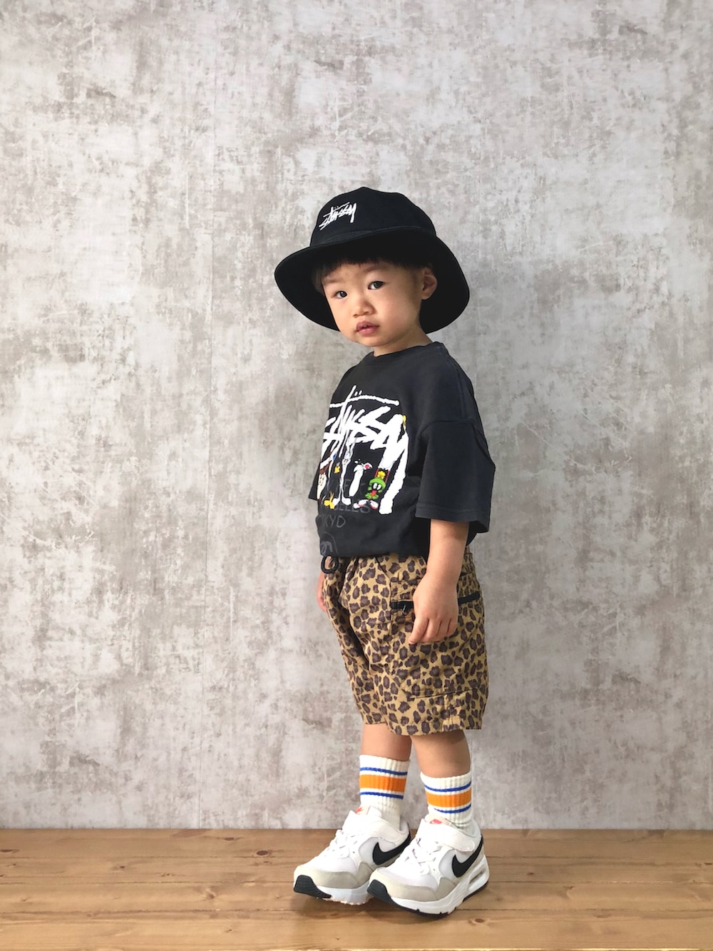 「ストリート、バケットハット、ビッグシルエット、レオパード、ハーフパンツ、ラインソックス、NIKE、エアマックス、夏コーデ、1歳、1歳11ヶ月」｜「STUSSYのKids Classic Logo Bucket Hat（ハット、ブラック系）」を使った、tanshio.さん（キッズ・80cm）の夏コーディネートの2枚目の写真