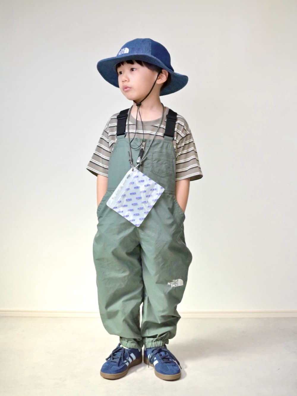 その他のTシャツ/カットソー、ブルー系のスニーカー、グリーン系のその他ベビー用品を着用したキッズの春コーディネートの5枚目の写真