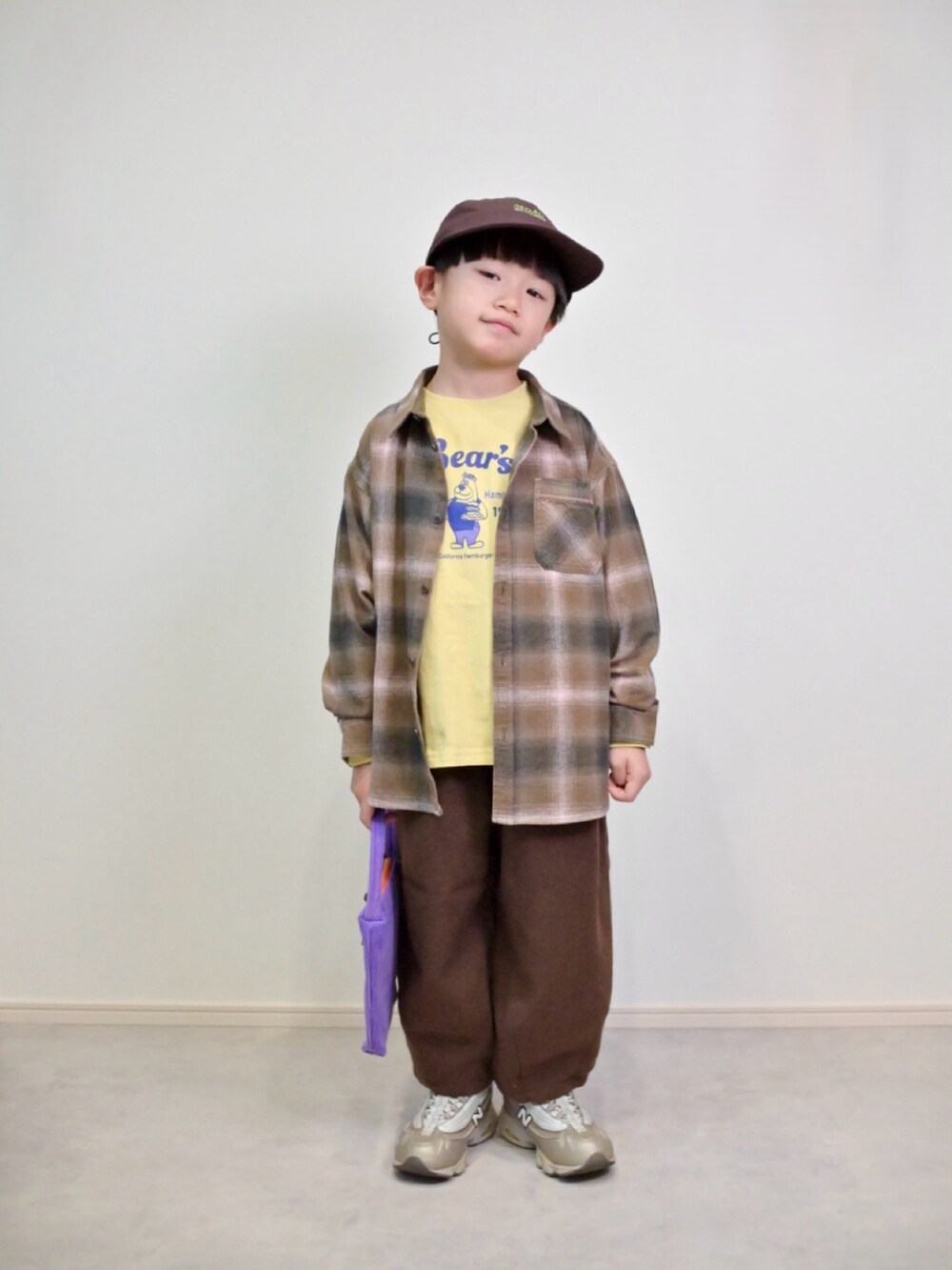 ブラウン系のシャツ/ブラウス、ベージュ系のスニーカー、イエロー系のTシャツ/カットソーを着用したキッズの冬コーディネートの4枚目の写真