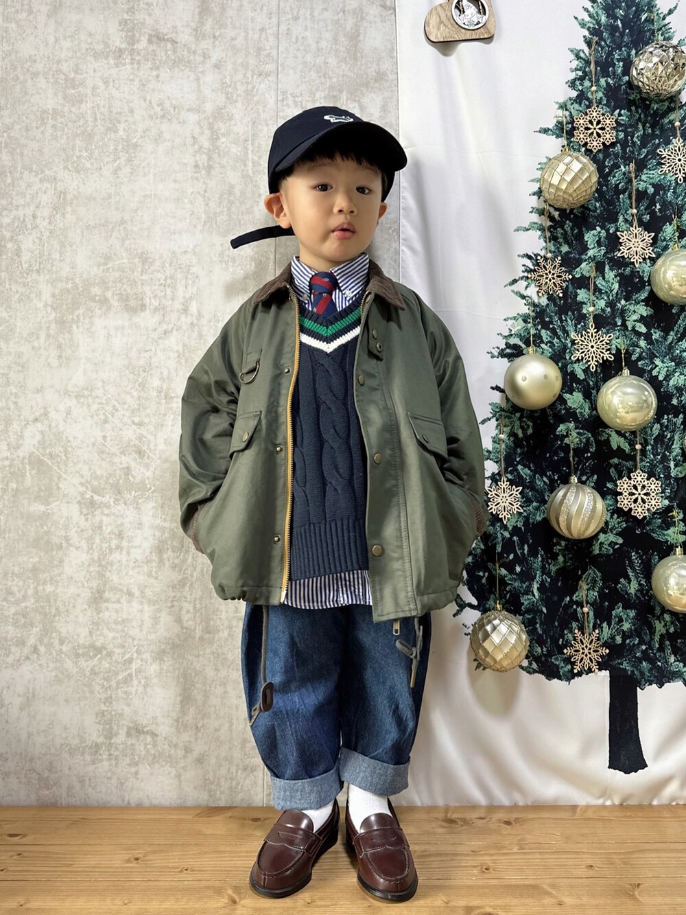 「クリスマスに着たい服、クリスマス、ネクタイ、チルデンニット、デニム、ジャケット、ローファー、キャップ、GU、キッズコーデ、男の子、2歳、マイベストコーデ2022」|「FREAK'S STOREのTOWN CRAFT×FREAK'S STORE/タウンクラフト the FOX キャップ(キャップ、ブルー系)」を使った、tanshio.さん(キッズ・90cm)の冬コーディネートの2枚目の写真