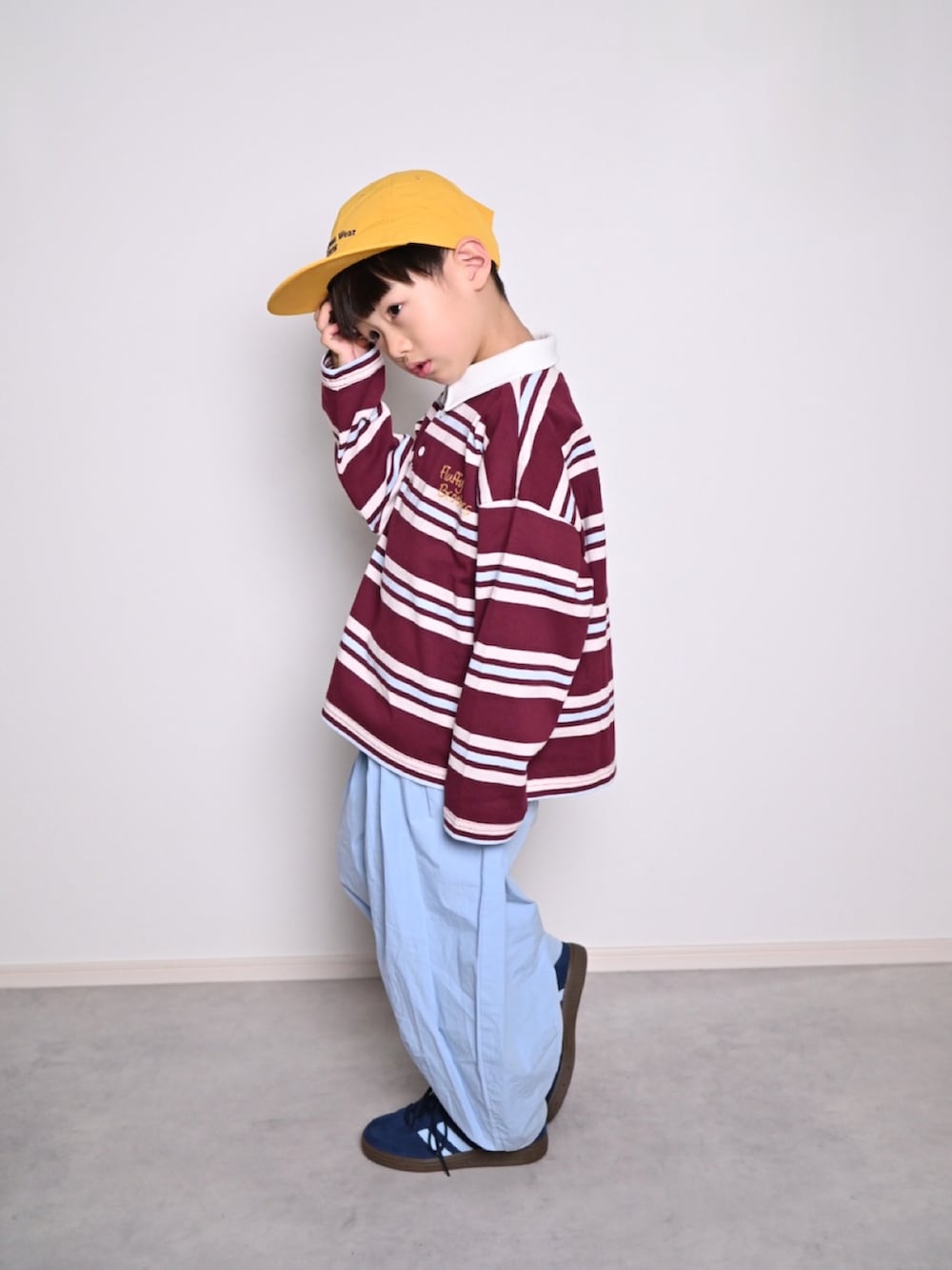 レッド系のTシャツ/カットソー、ブルー系のその他パンツ、ブルー系のスニーカーを着用したキッズの春コーディネートの5枚目の写真