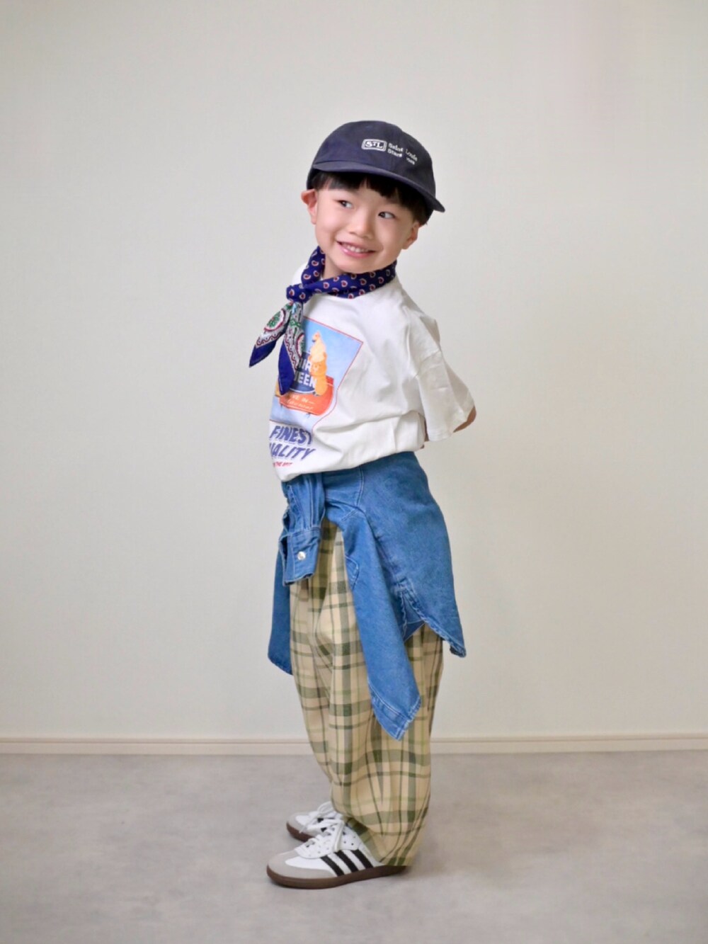 ホワイト系のTシャツ/カットソー、グリーン系のその他パンツ、ブルー系のシャツ/ブラウスを着用したキッズの春コーディネートの4枚目の写真