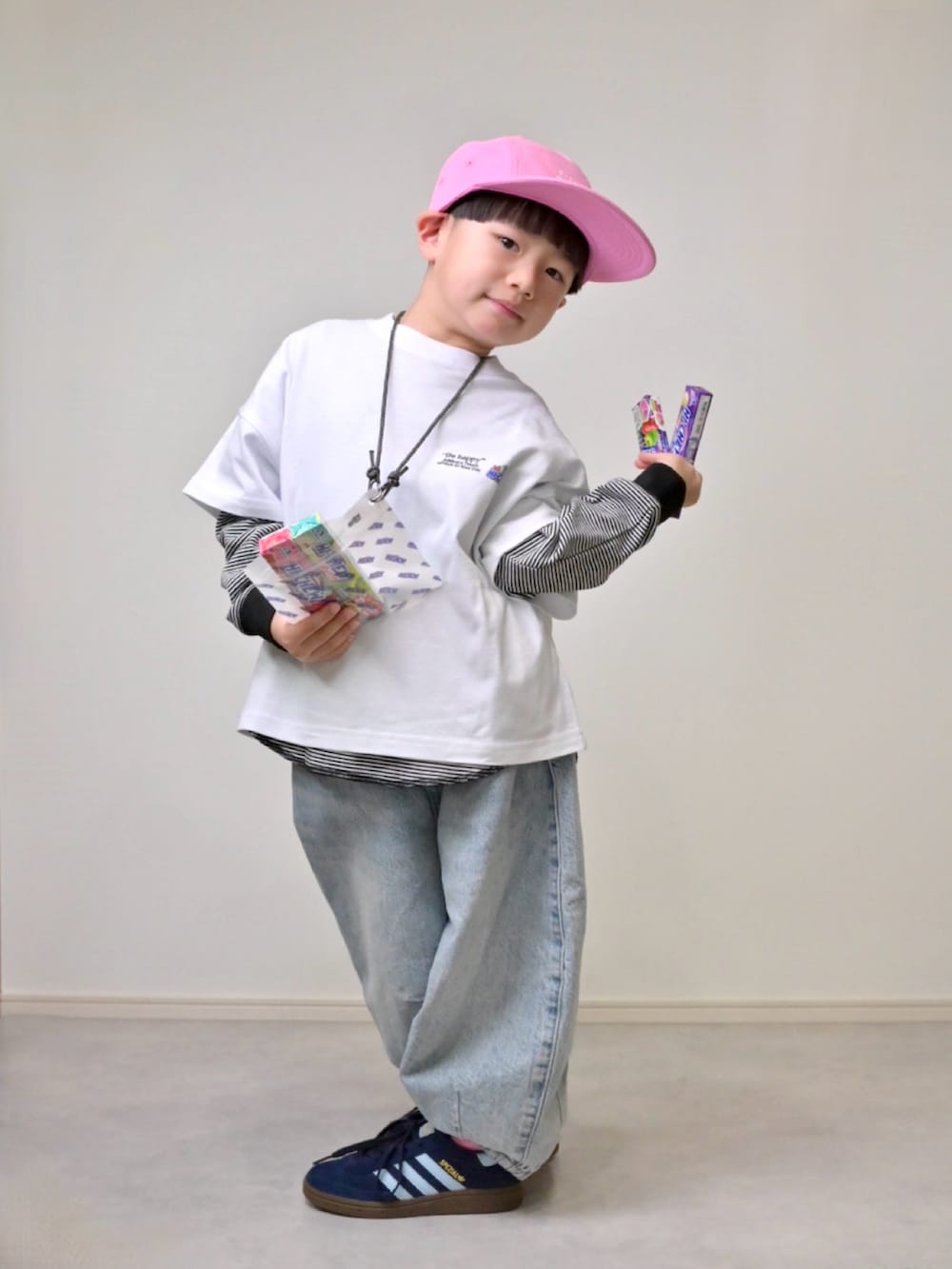 ホワイト系のTシャツ/カットソー、ブルー系のデニムパンツ、ブラック系のTシャツ/カットソーを着用したキッズの春コーディネートの5枚目の写真