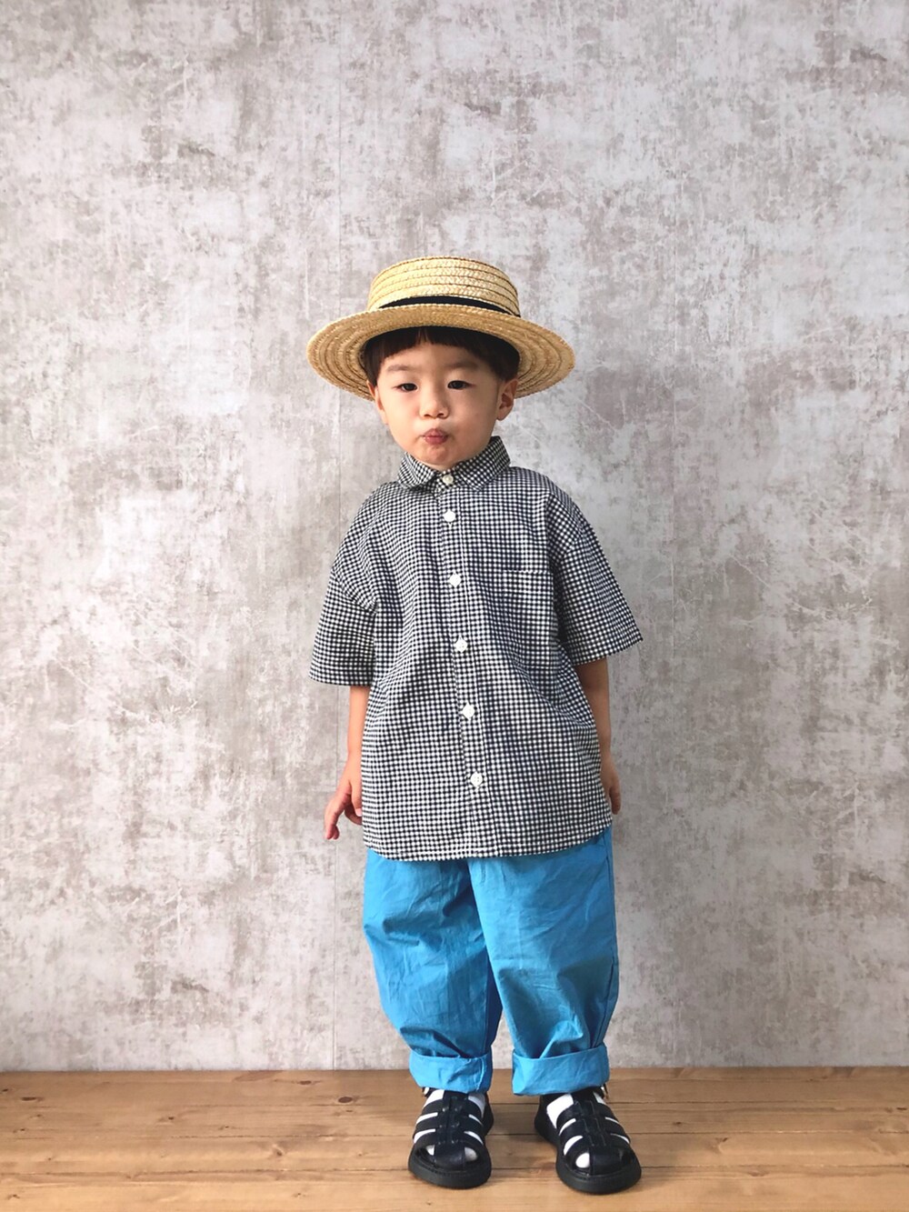 ブラック系のシャツ/ブラウス、ブルー系のその他パンツ、ブラック系のサンダルを着用したキッズの夏コーディネートの2枚目の写真
