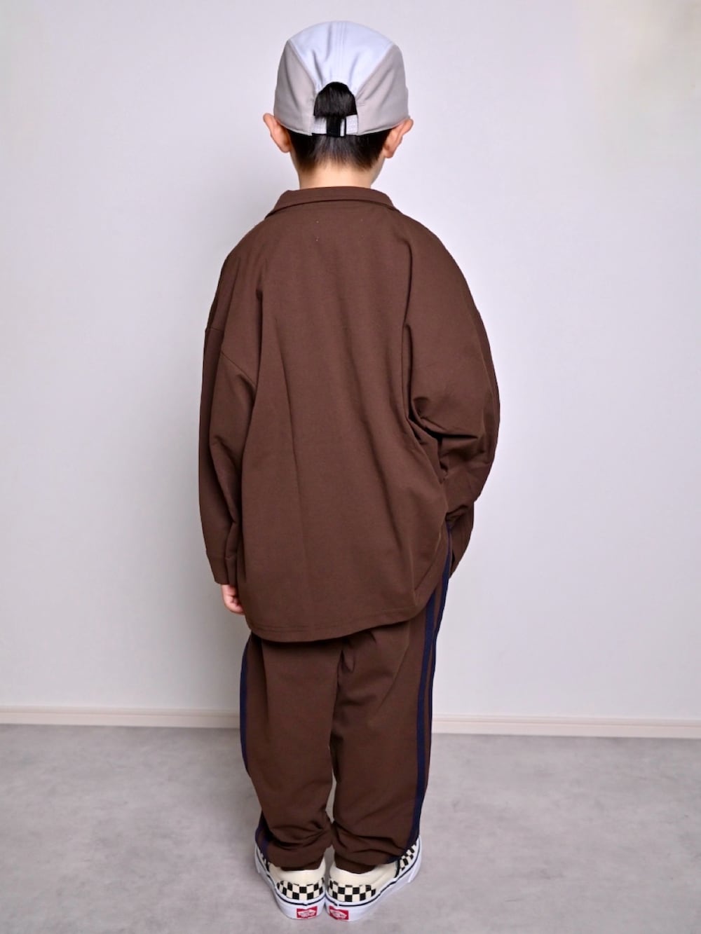 ホワイト系のTシャツ/カットソー、ブラウン系のシャツ/ブラウス、ベージュ系のその他パンツを着用したキッズの夏コーディネートの3枚目の写真
