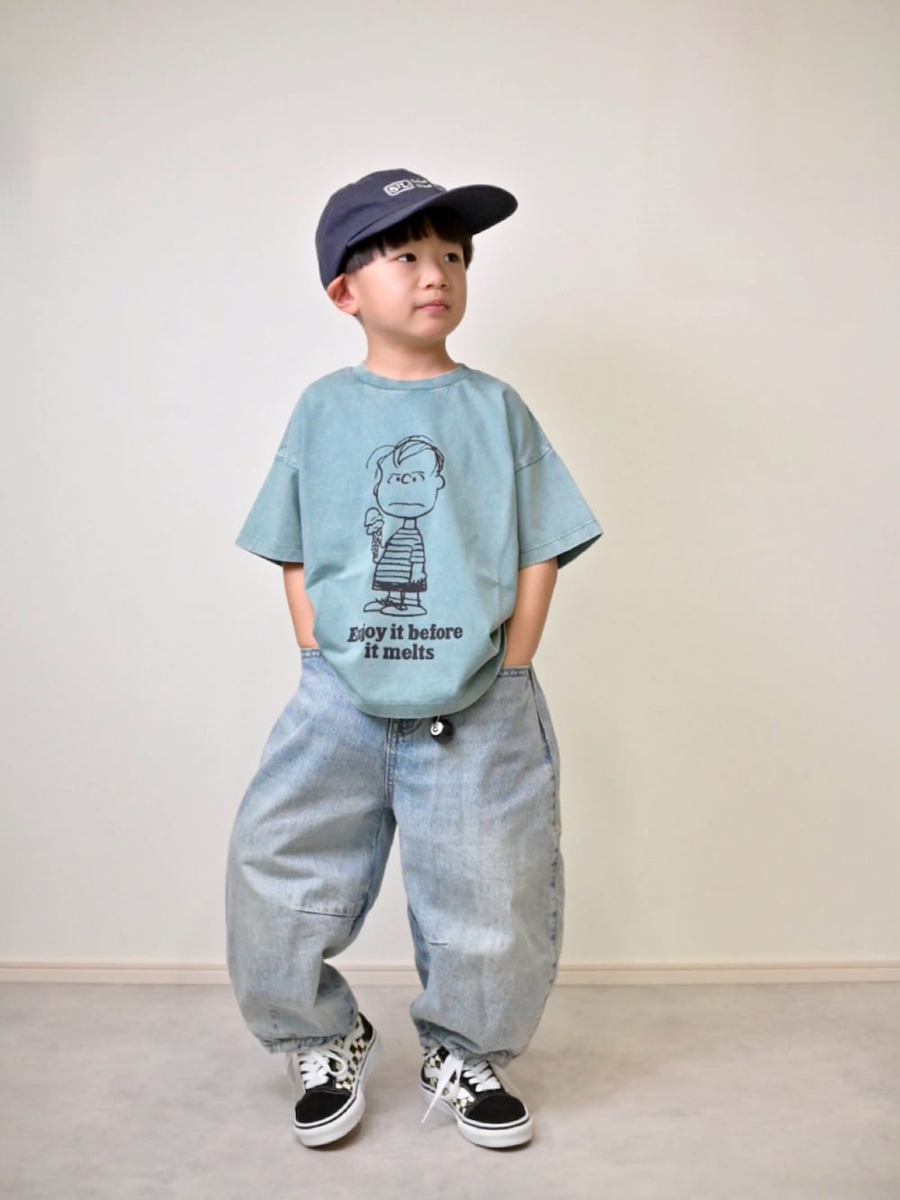 ブルー系のTシャツ/カットソー、ブルー系のデニムパンツ、ブラック系のスニーカーを着用したキッズの春コーディネートの3枚目の写真