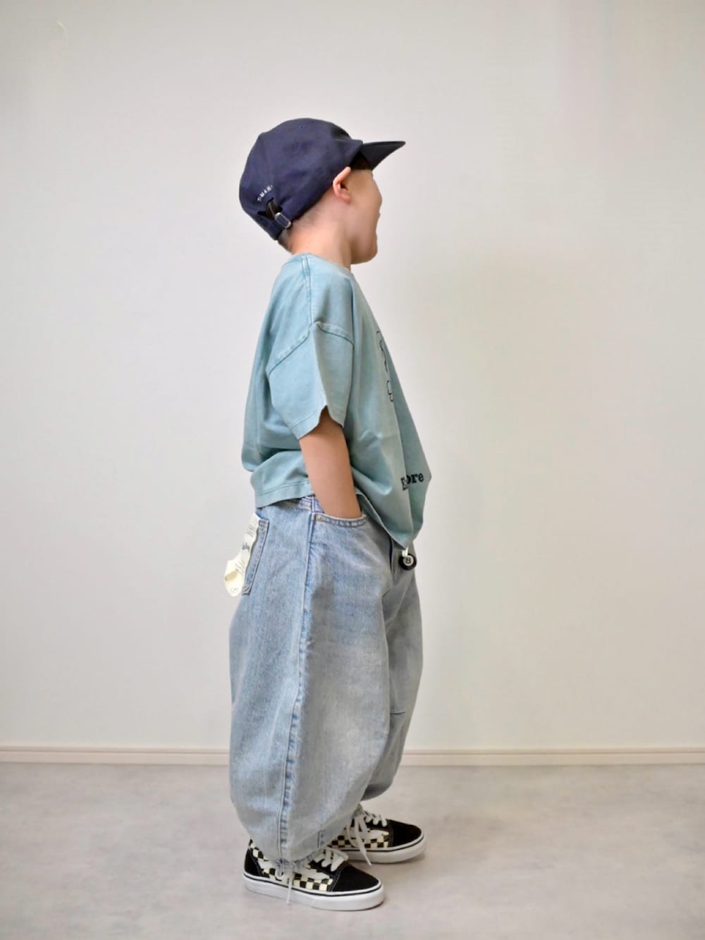 ブルー系のTシャツ/カットソー、ブルー系のデニムパンツ、ブラック系のスニーカーを着用したキッズの春コーディネートの4枚目の写真