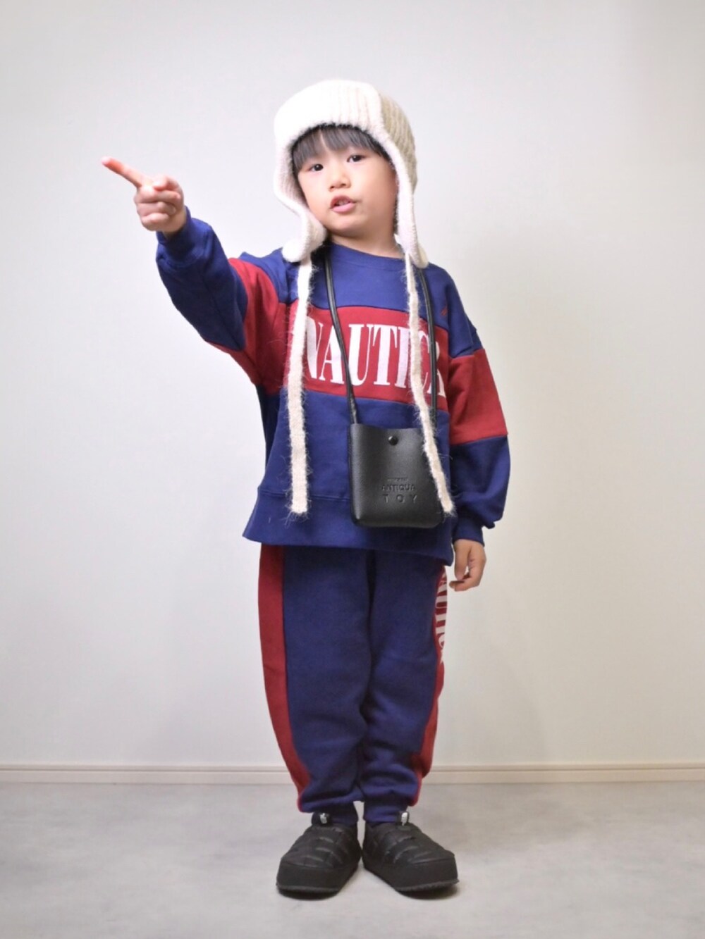 ブルー系のスウェット、ブルー系のスウェットパンツ、ブラック系のスニーカーを着用したキッズの秋コーディネートの5枚目の写真