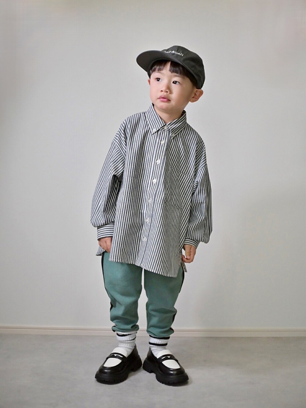 グレー系のブルゾン、グリーン系のその他パンツ、ブラック系のシャツ/ブラウスを着用したキッズの冬コーディネートの4枚目の写真