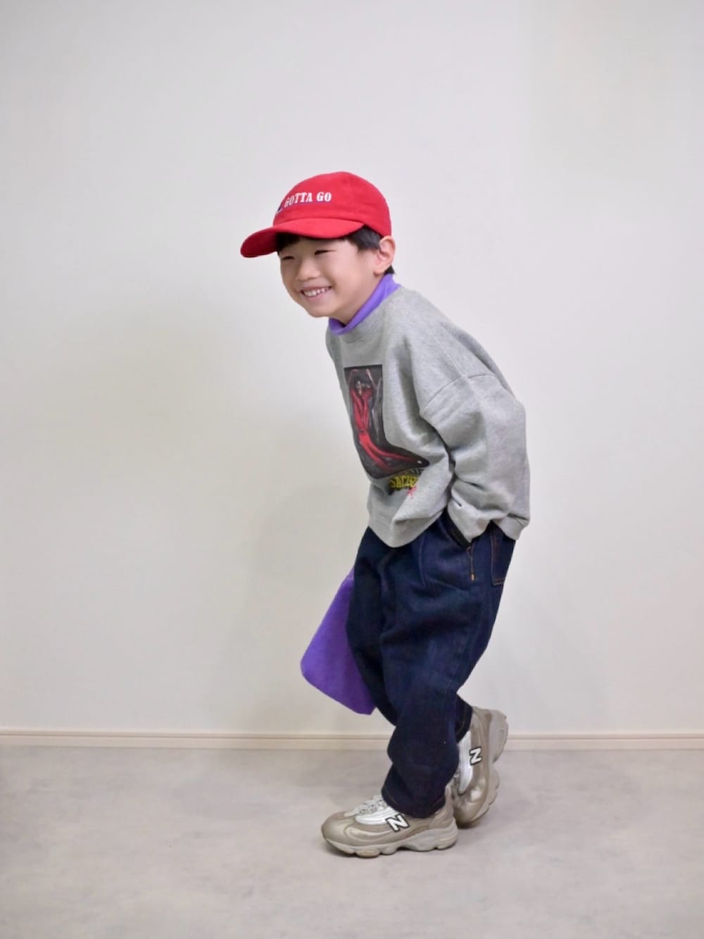 ベージュ系のスニーカー、グレー系のスウェット、パープル系のTシャツ/カットソーを着用したキッズの冬コーディネートの4枚目の写真