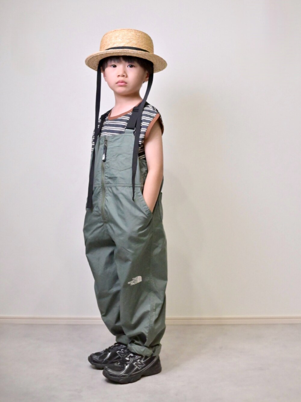 ブラック系のTシャツ/カットソー、ブラック系のスニーカー、グリーン系のその他ベビー用品を着用したキッズの春コーディネートの4枚目の写真