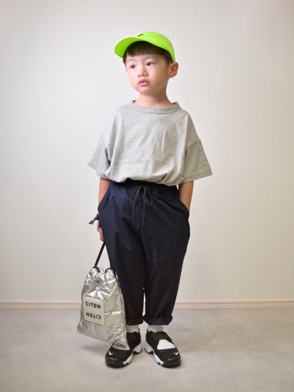 グレー系のTシャツ/カットソー、ブルー系のその他パンツ、ブラック系のスニーカーを着用したキッズの夏コーディネートの2枚目の写真