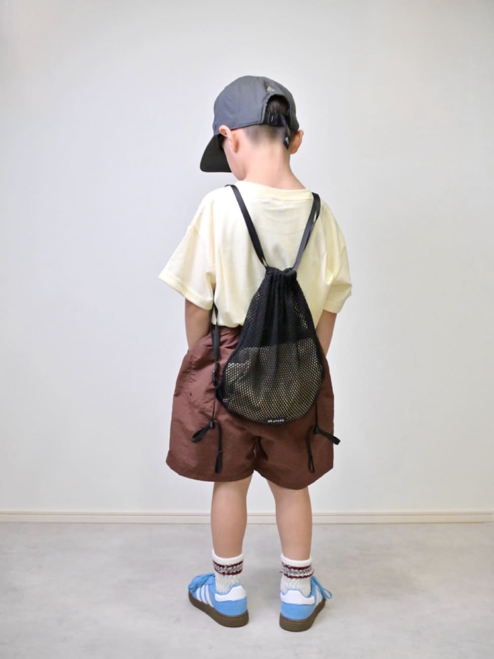 ホワイト系のTシャツ/カットソー、ブラウン系のその他パンツ、ブルー系のスニーカーを着用したキッズの夏コーディネートの3枚目の写真