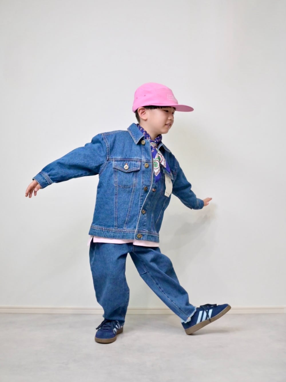 ブルー系のデニムジャケット、ブルー系のデニムパンツ、ピンク系のTシャツ/カットソーを着用したキッズの春コーディネートの5枚目の写真