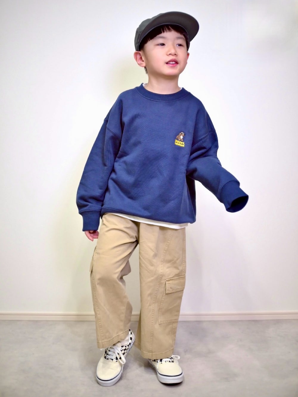 ベージュ系のその他パンツ、ホワイト系のスニーカー、ブルー系のTシャツ/カットソーを着用したキッズの冬コーディネートの3枚目の写真