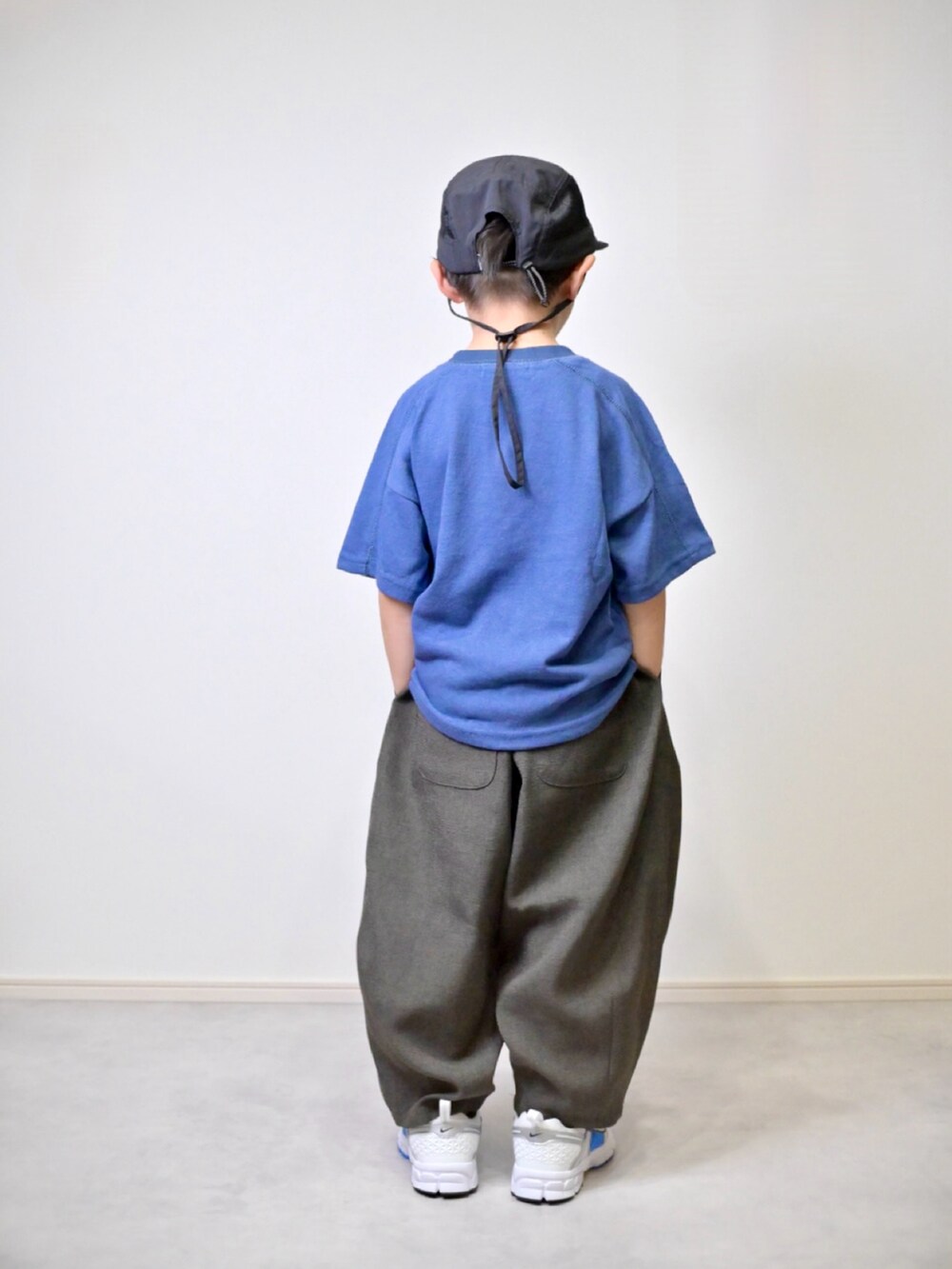 ブルー系のTシャツ/カットソー、グレー系のその他パンツ、ブルー系のスニーカーを着用したキッズの春コーディネートの3枚目の写真