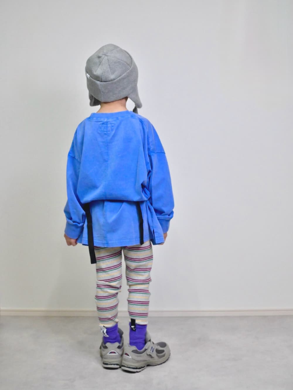 ブルー系のTシャツ/カットソー、グリーン系のボディバッグ/ウエストポーチ、グレー系のスニーカーを着用したキッズの秋コーディネートの3枚目の写真