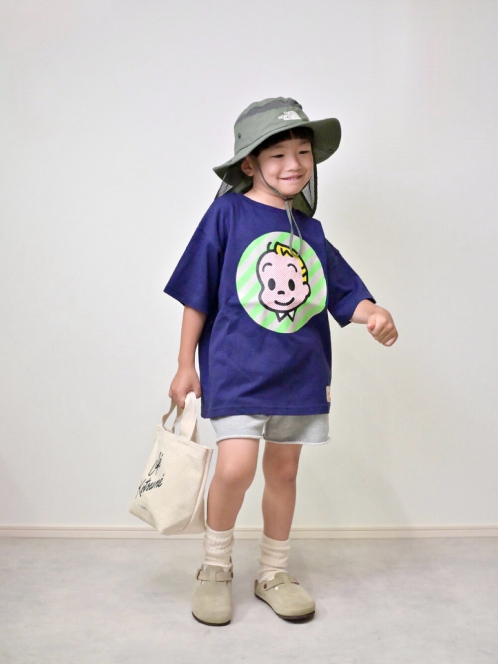 ブルー系のTシャツ/カットソー、グレー系のセットアップ、ホワイト系のトートバッグを着用したキッズの夏コーディネートの4枚目の写真