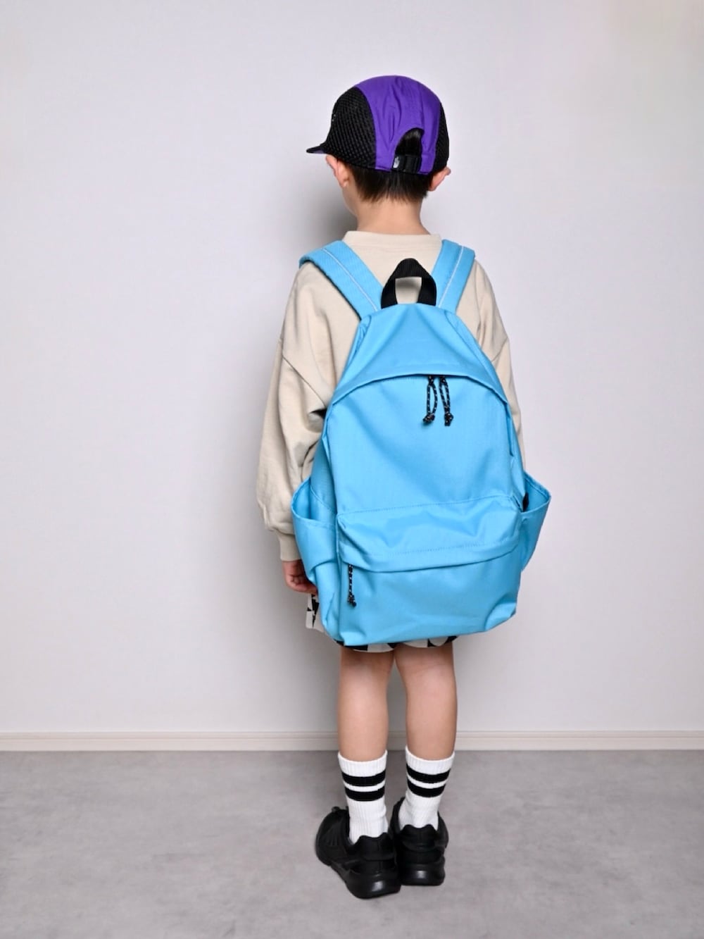 ブラック系のスニーカー、ベージュ系のスウェット、ブラック系のその他パンツを着用したキッズの春コーディネートの4枚目の写真