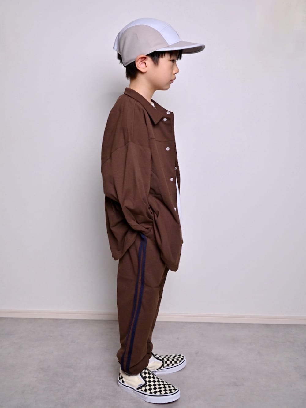 ホワイト系のTシャツ/カットソー、ブラウン系のシャツ/ブラウス、ベージュ系のその他パンツを着用したキッズの夏コーディネートの2枚目の写真
