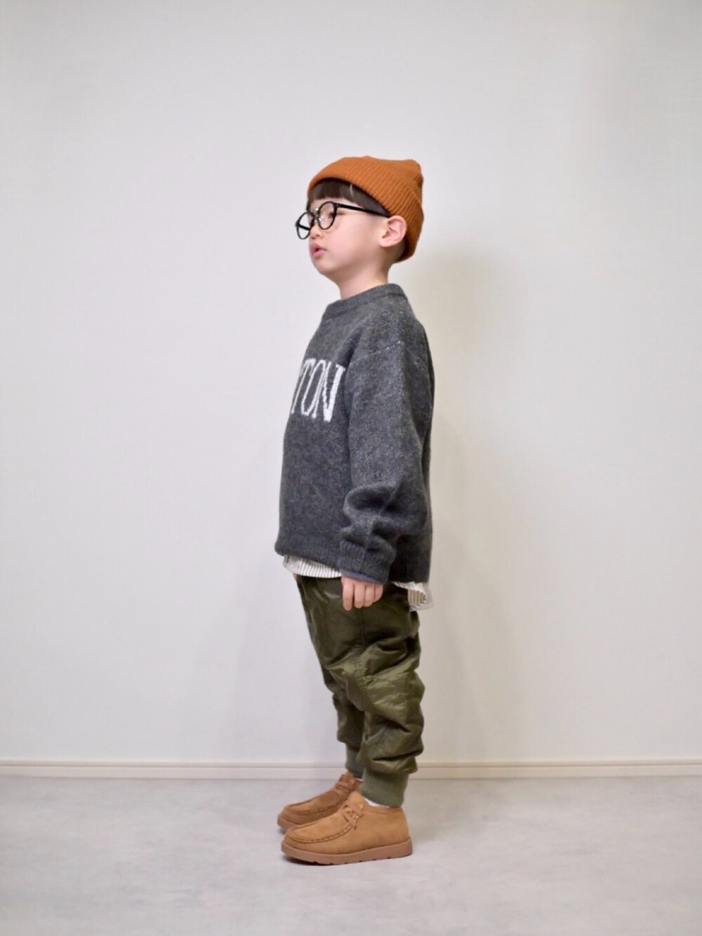 グレー系のニット/セーター、その他のシャツ/ブラウス、グリーン系のその他パンツを着用したキッズの冬コーディネートの2枚目の写真